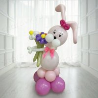 Фигура из шариков "Зайчик с букетом"