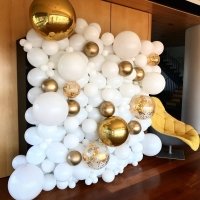 Стена из шариков Бело-золотая