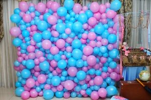 Стена из шаров Сиренево-голубая