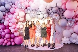 Фотозона из шаров Мега-подиум