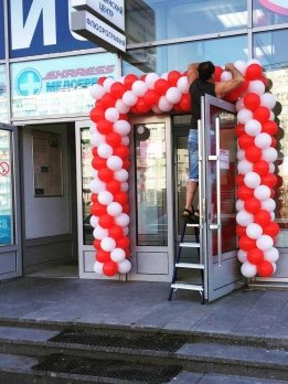 Монтаж гирлянды из воздушных шаров